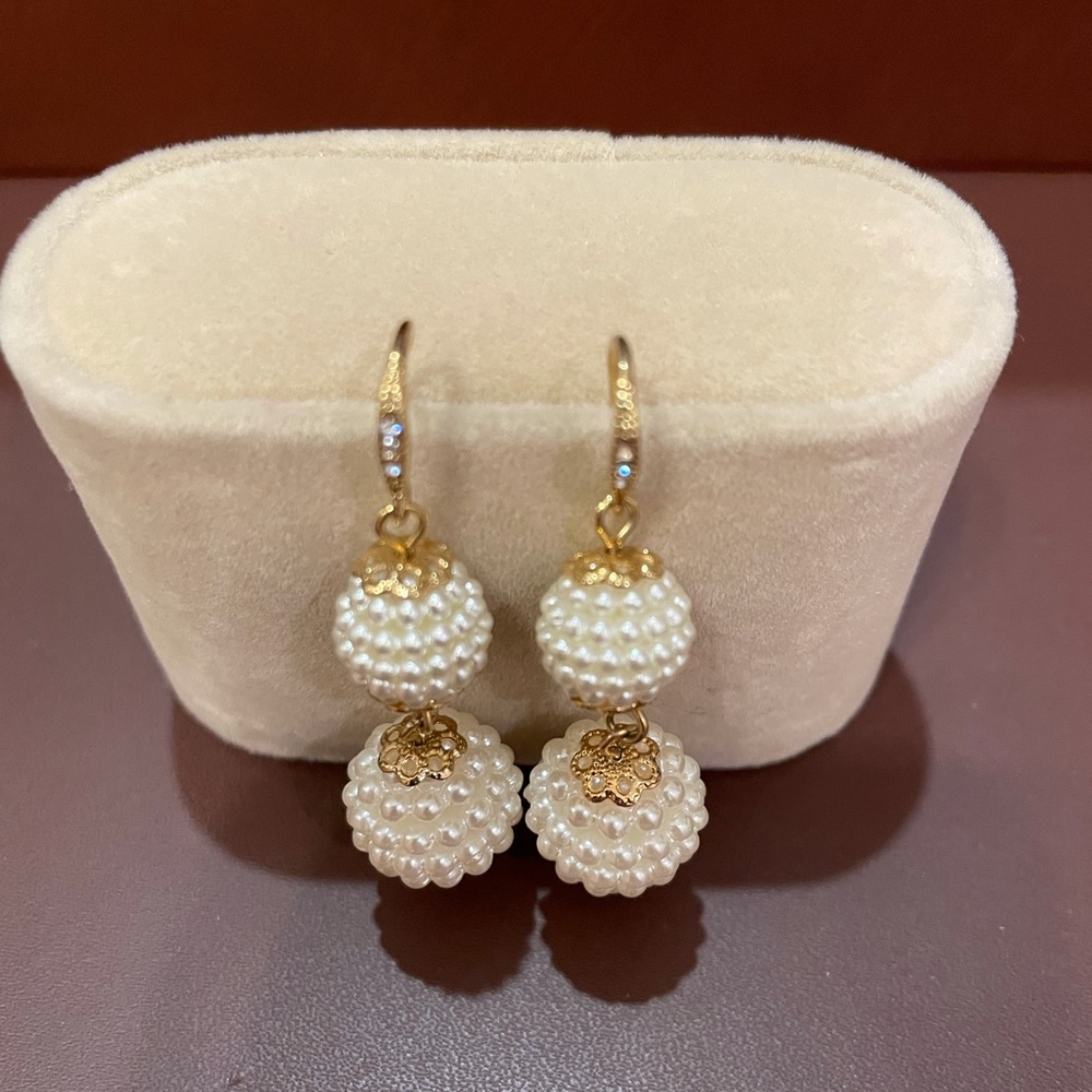 Costume pearl and gold tone drop earrings - Picture 5 of 5